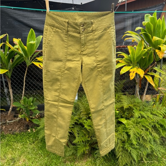 4/$25  NWOT Cabi olive Capri sz 4 - Picture 1 of 4